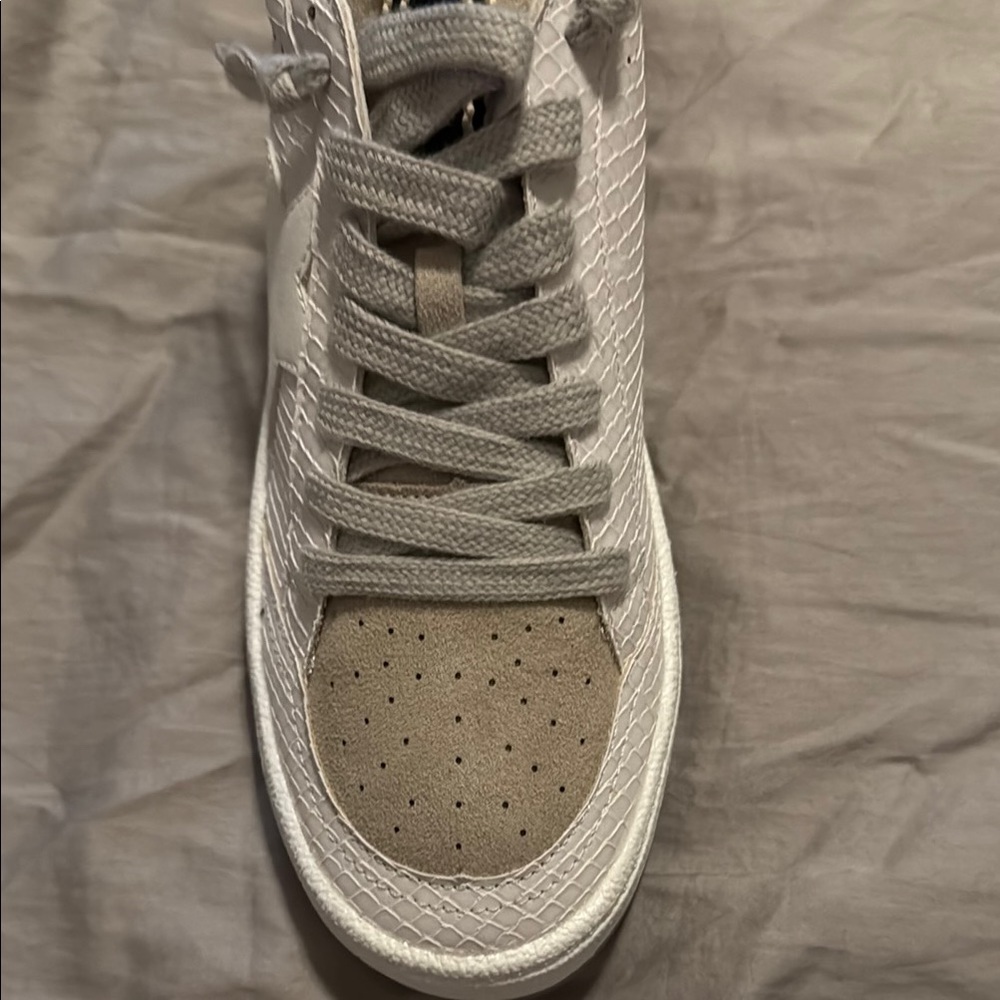 ShuShop White and Gray‎ Sneakers with Star Detail Size 8 - Picture 4 of 7